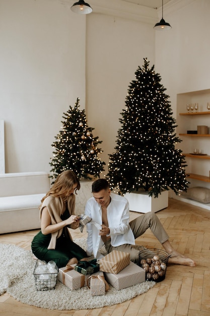 pareja feliz, en, habitación blanca, con, adornos navideños