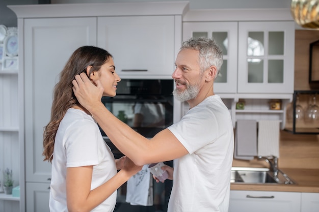 Pareja feliz. Un hombre canoso abrazando a su bella joven esposa