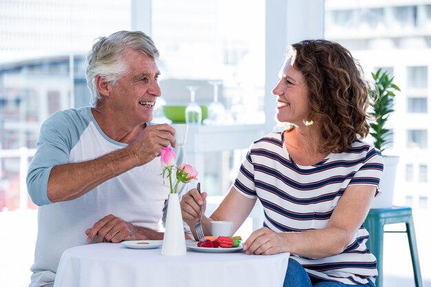 Pareja feliz interactuando en el restaurante