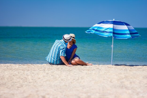 Una pareja feliz junto al mar en viajes por la naturaleza.