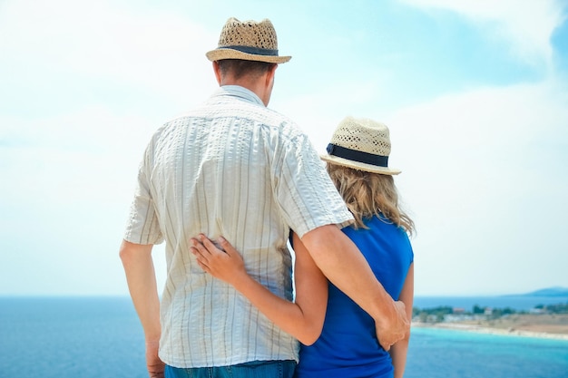 Una pareja feliz en el mar en viajes por mar