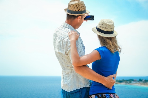 Una pareja feliz en el mar en viajes por mar