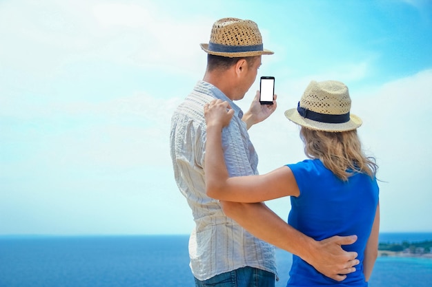 Una pareja feliz en el mar en viajes por mar