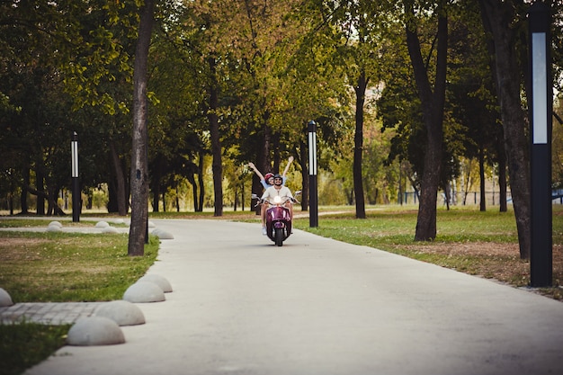 Pareja feliz montando una moto