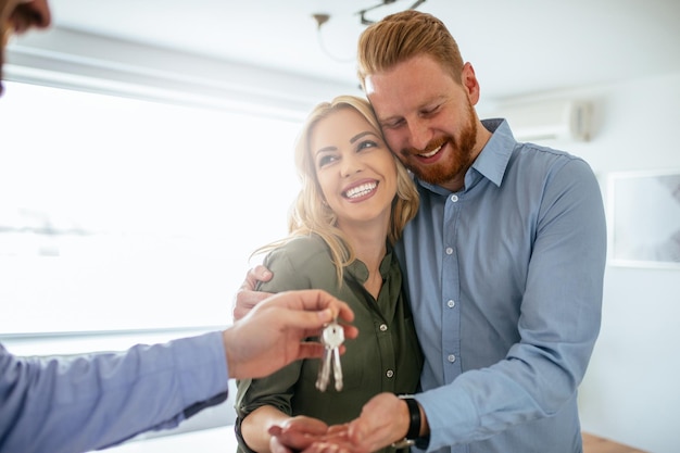 Pareja feliz mudándose a una casa nueva