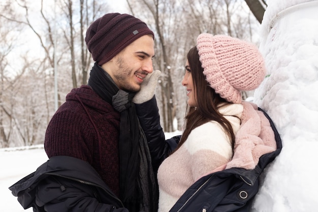 Pareja feliz en la nieve el día de San Valentín