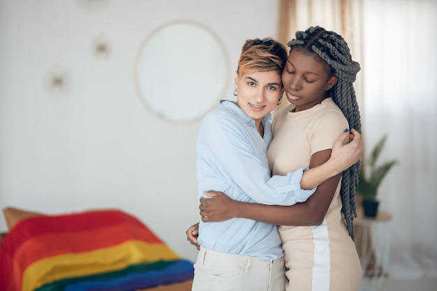 Pareja feliz. Una pareja de pie cerca uno del otro y abrazándose.