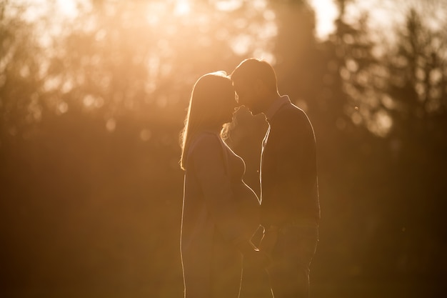 Pareja feliz en el parque de otoño