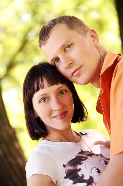 Pareja feliz en el parque