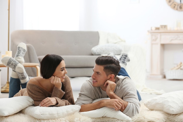 Pareja feliz pasando tiempo juntos en casa Vacaciones de invierno