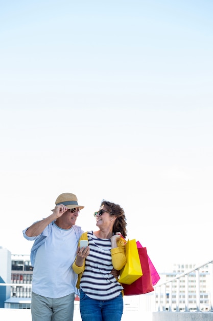 Pareja feliz en pasarela en la ciudad