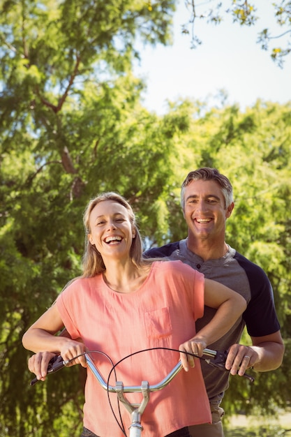 Foto pareja feliz en un paseo en bicicleta