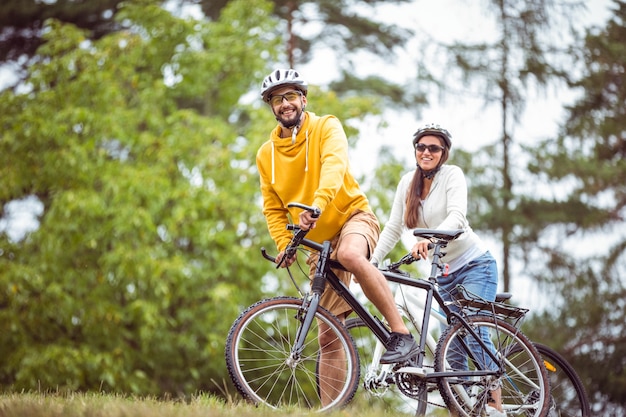 Pareja feliz en un paseo en bicicleta