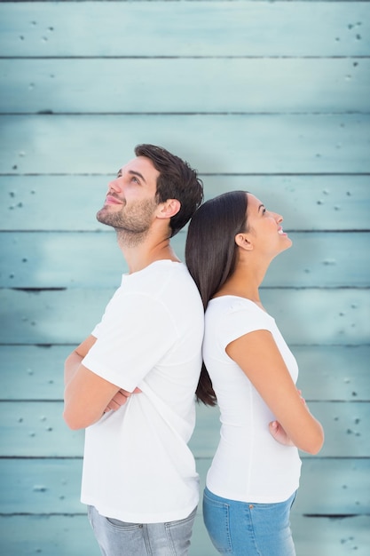 Una pareja feliz de pie mirando hacia los tablones de madera