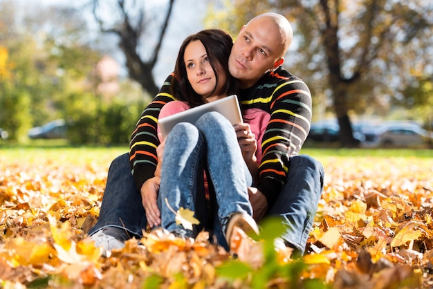 Pareja feliz planeando juntos