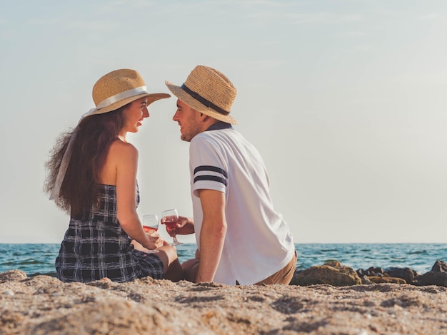 Pareja feliz en la playa durante un picnic