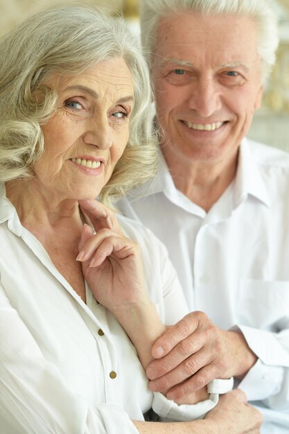 Una pareja feliz posando