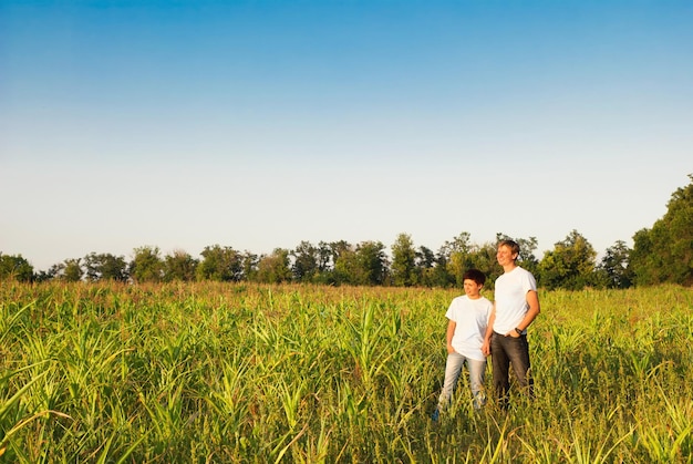 Pareja feliz en un prado