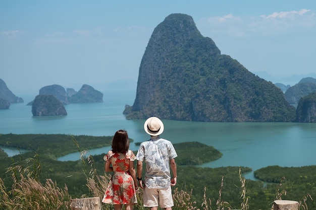 Una pareja feliz que viaja disfruta del punto de vista de la bahía de Phang Nga Los turistas se relajan en Samet Nang She cerca de Phuket en el sur de Tailandia Sudeste de Asia viaje viaje amor juntos y concepto de vacaciones de verano