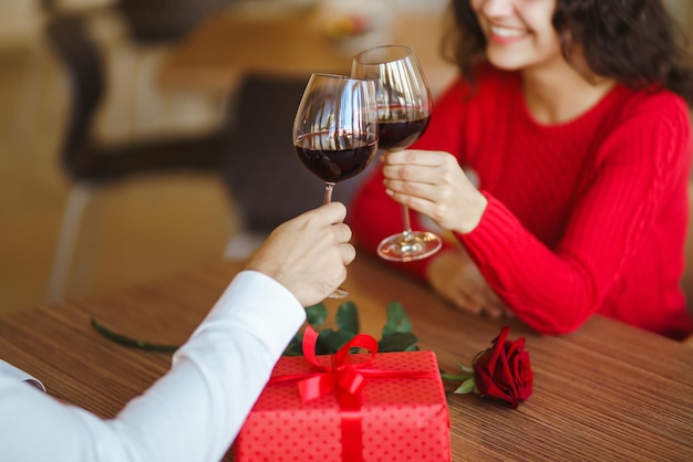 Pareja feliz con regalo abrazando Caja de regalo roja en manos de una pareja enamorada Día de San Valentín