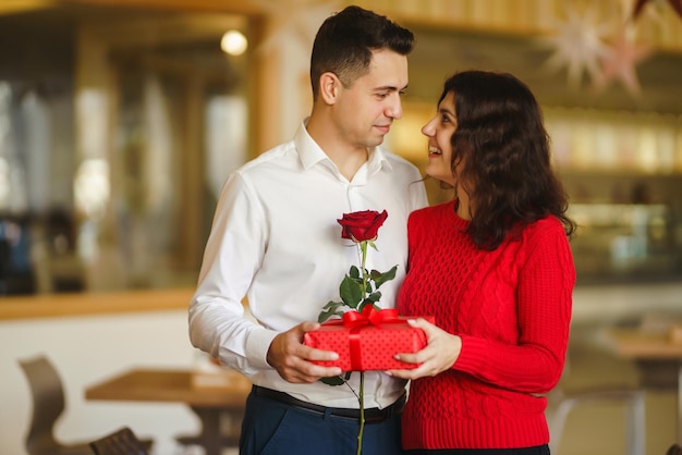Pareja feliz con regalo abrazando Caja de regalo roja en manos de una pareja enamorada Día de San Valentín