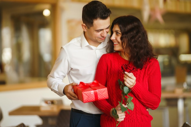 Pareja feliz con regalo abrazando Caja de regalo roja en manos de una pareja enamorada Día de San Valentín