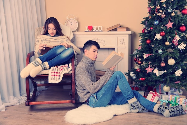 Pareja feliz, relajante, en casa