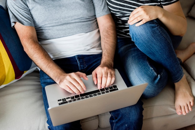 Pareja feliz relajante en casa