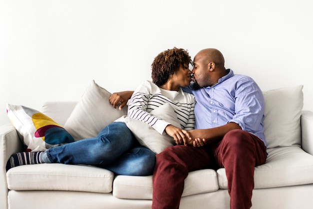 Pareja feliz relajante en casa