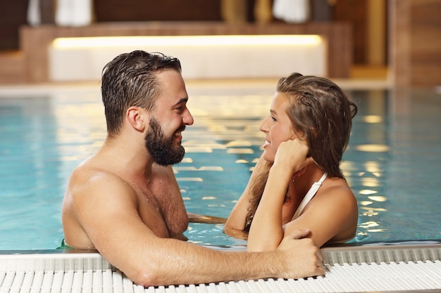 pareja feliz, relajante, en, piscina, spa