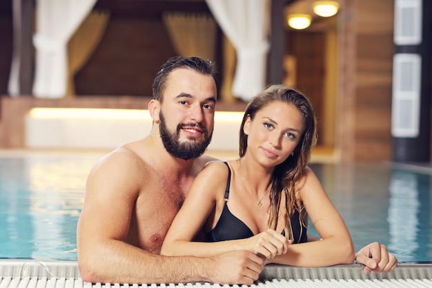 pareja feliz, relajante, en, piscina, spa