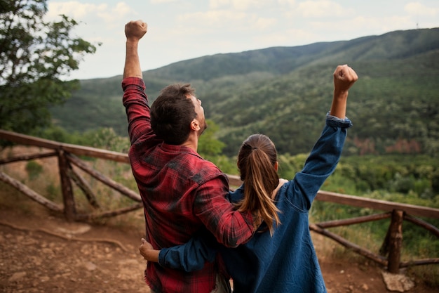 Foto pareja feliz y romántica viajando juntos en la naturaleza