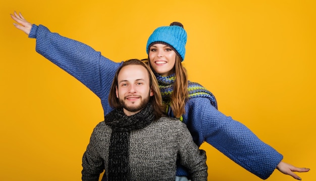 Pareja feliz en ropa de abrigo hombre y mujer de moda en suéter bufanda y sombrero