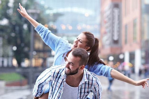 pareja feliz saliendo en la ciudad