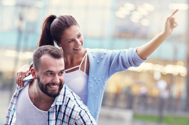 pareja feliz saliendo en la ciudad