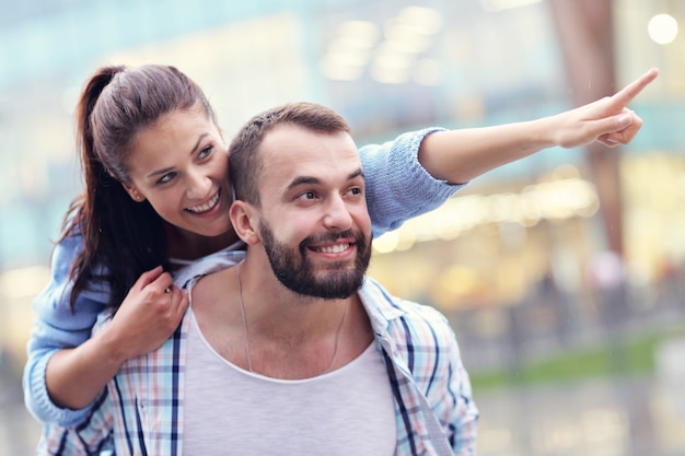 pareja feliz saliendo en la ciudad