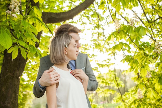 Una pareja feliz saliendo con un hombre guapo y una mujer hermosa en el parque.