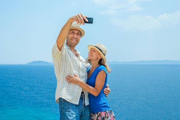 Una pareja feliz selfie en el mar de viaje