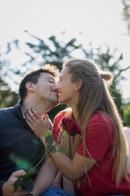 Foto una pareja feliz sentada al aire libre