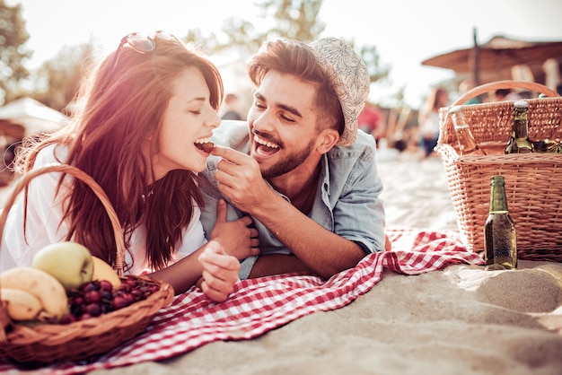 Pareja feliz sonriendo en la playa