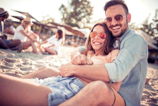 Pareja feliz sonriendo en la playa