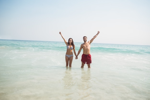 pareja feliz sonriendo