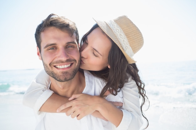 pareja feliz sonriendo