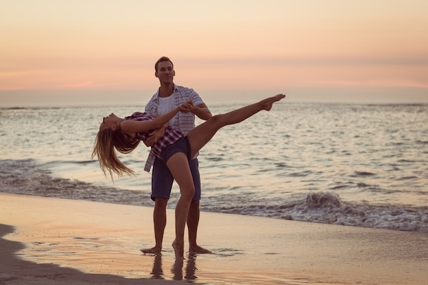 pareja feliz sonriendo