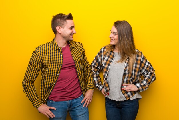 Pareja feliz y sonriente