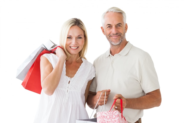 Pareja feliz sosteniendo bolsas de compras