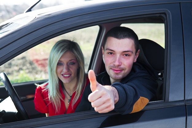 pareja feliz en su coche