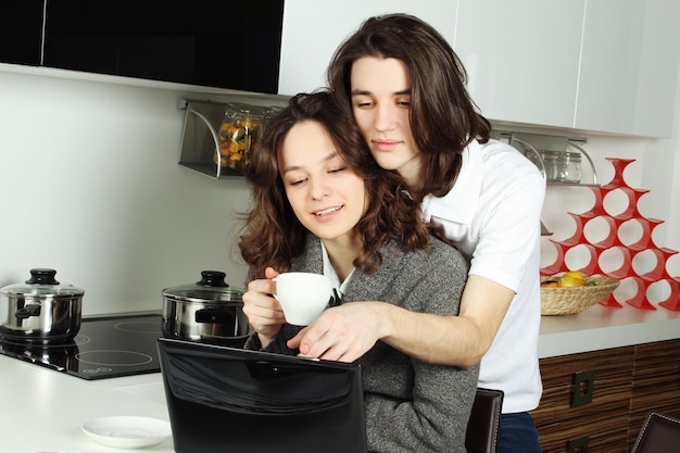 Pareja feliz en su cocina