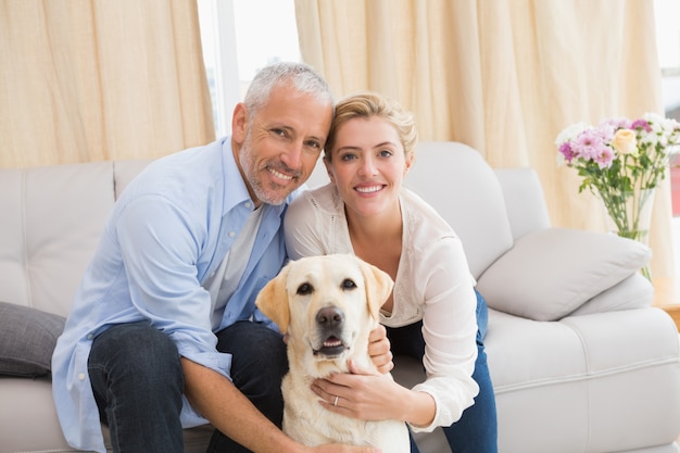 Pareja feliz con su perro mascota