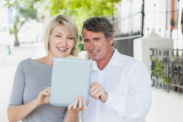 Pareja feliz con tablet PC